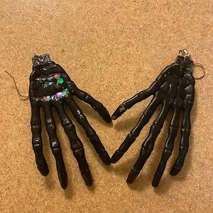 Black skeleton hand earrings🖤✨💀